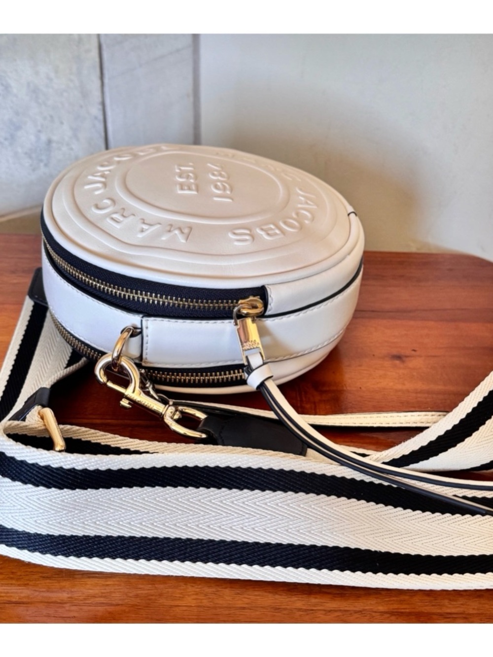 🤍CHIC🤍MARC JACOBS WHITE SIGNET ROUND CROSSBODY BAG - Picture 5 of 16